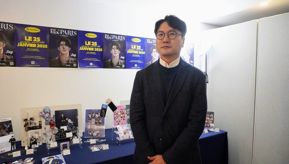 유럽 웹툰 시장 공략에 본격 나선 델리툰 직원들과 김종욱 법인장(가운데) © 프랑스존